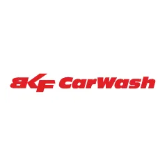 BKF CarWash logotips ar sarkanu tekstu uz balta fona.