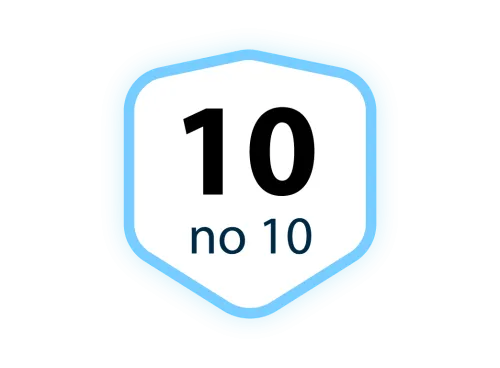 Zilā emblēma ar numuru 10 un tekstu "10 no 10".